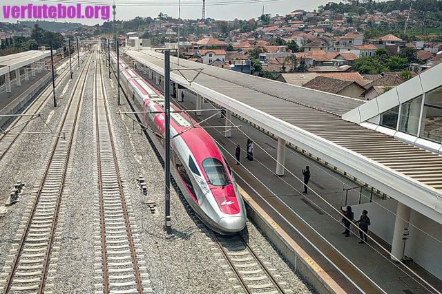 KAI Luncurkan Kereta Cepat Rute Jakarta–Surabaya, Waktu Tempuh Hanya 3 Jam!